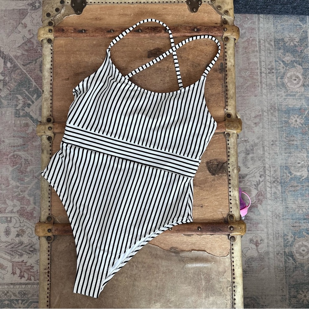 Shade & Shore Elegant Black and White Swimwear